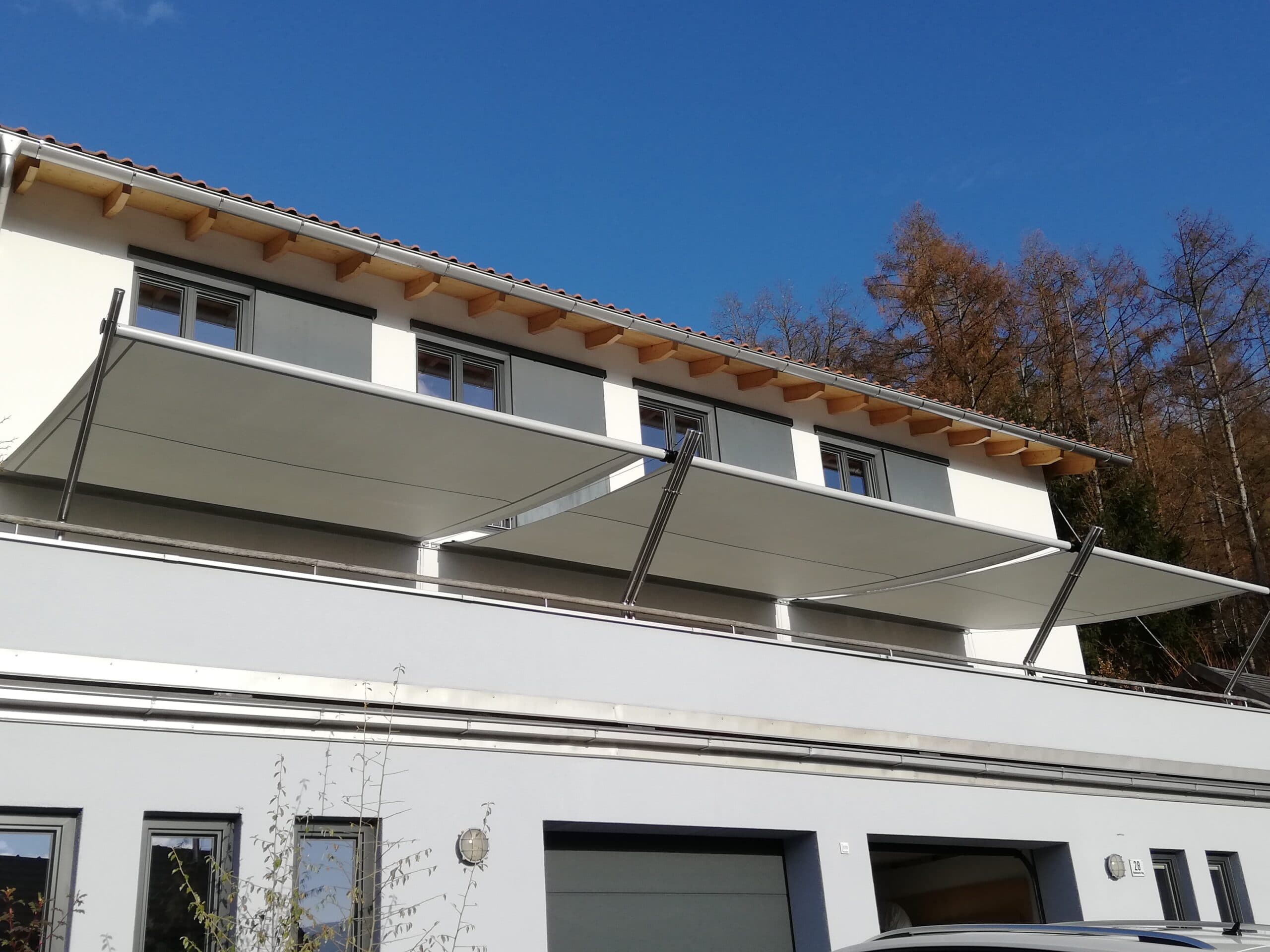 Modernes Sonnensegel von SEIDL an einem Wohnhaus im Raum Passau