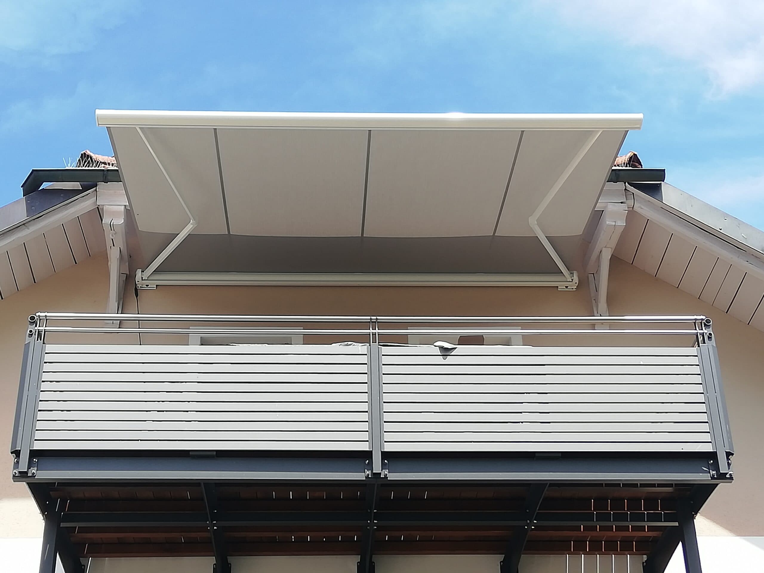Terrassenmarkise von SEIDL an einem Balkon