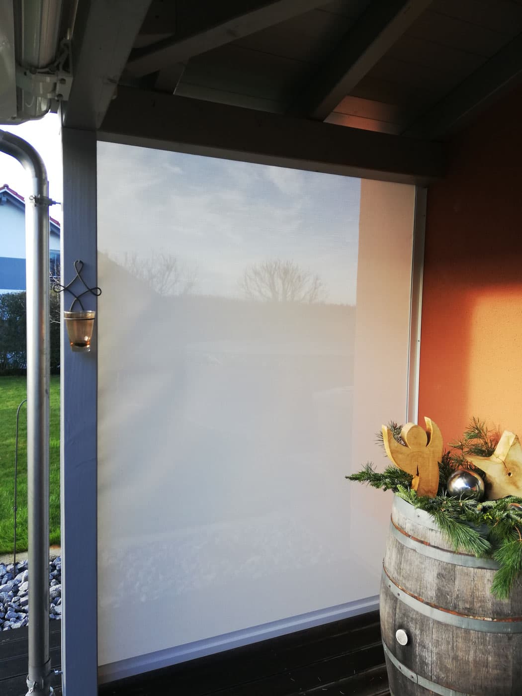 Zip-Screen.Wind- und Sichtschutz von außen. Fast frei Sicht nach draußen.