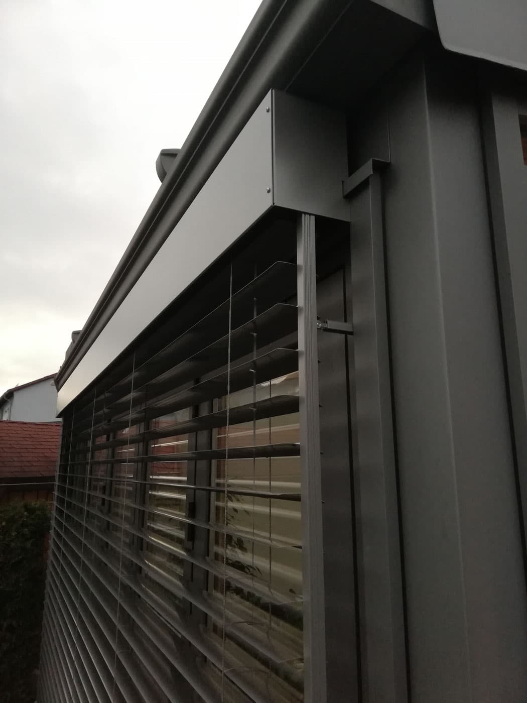 Blende an bestehenden Wintergarten angepasst