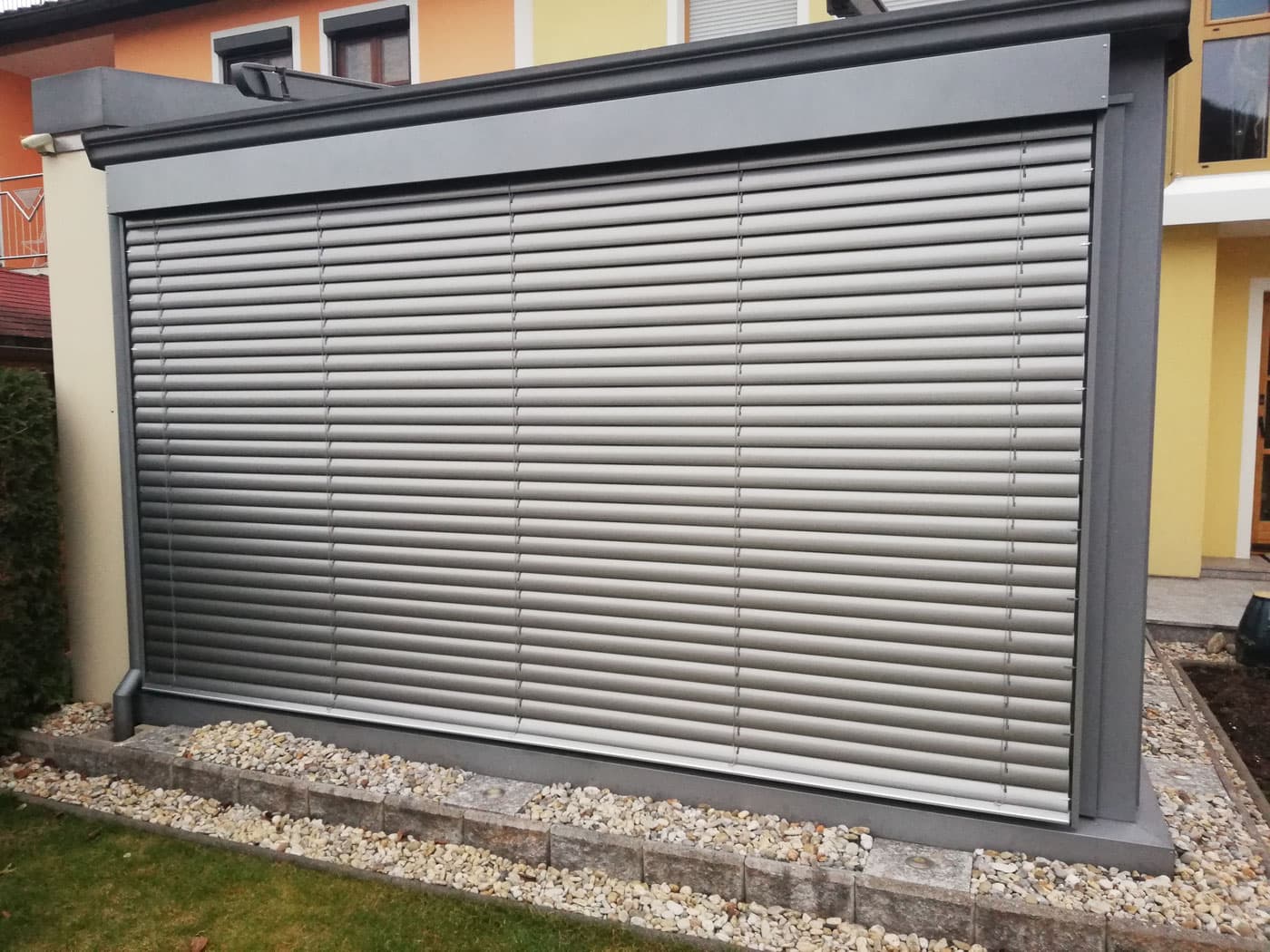 Raffstore in Sonderfarbe DB702, passend zum bestehenden Wintergarten in Untergriesbach