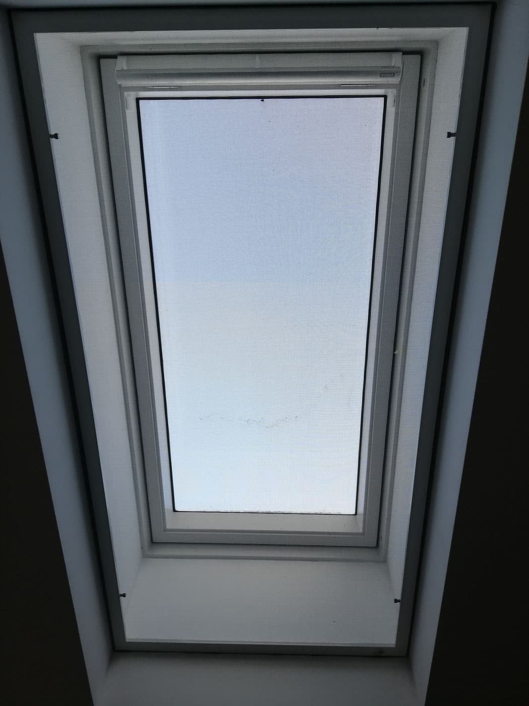 Spannrahmen für Dachfensternische.Lüften ohne Ungeziefer.