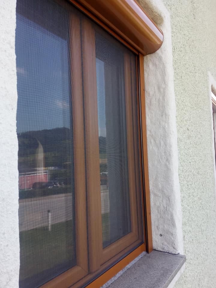 Vorbaurolladen mit integrierten Fliegengitter